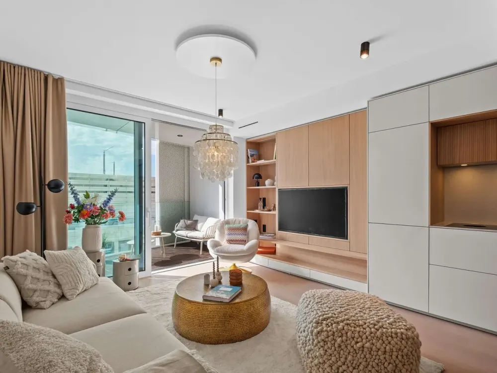 Luxury Apartment in THE LYTE: fully furnished, balcony & side view of the Elbe