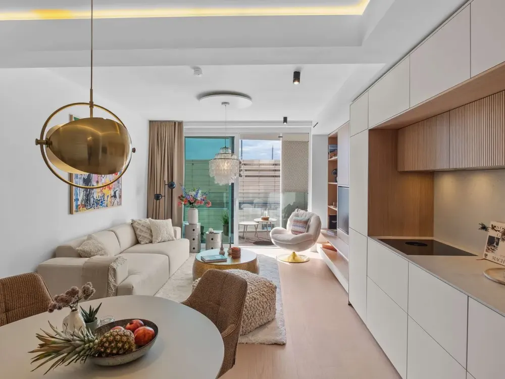 Luxury Apartment in THE LYTE: fully furnished, balcony & side view of the Elbe