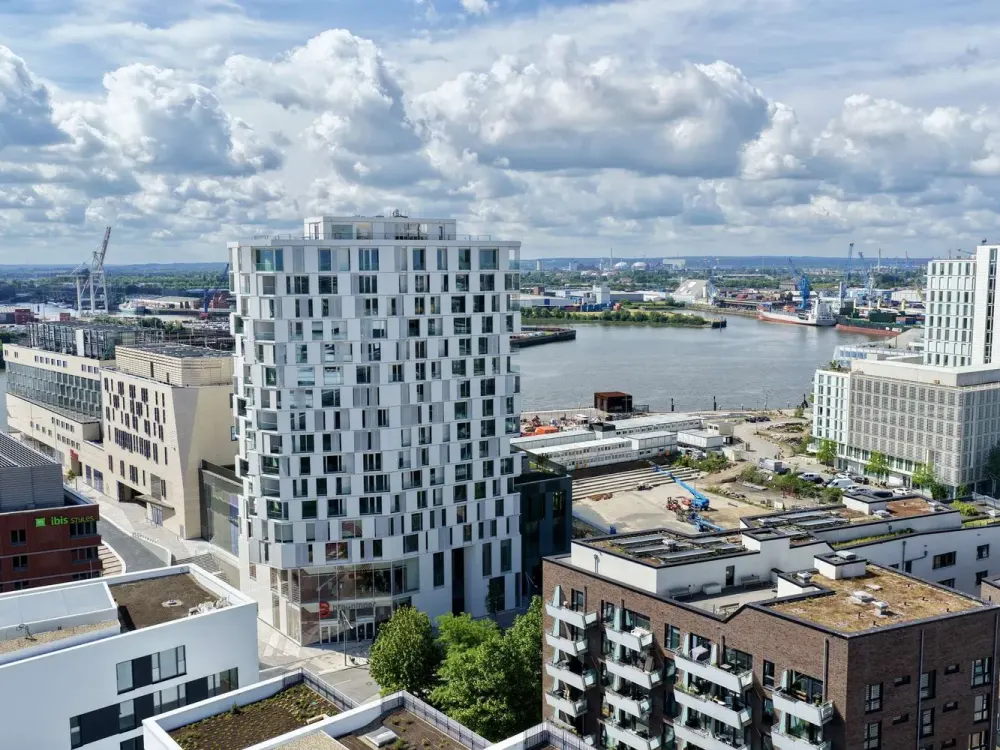 Luxury Apartment in THE LYTE: fully furnished, balcony & side view of the Elbe