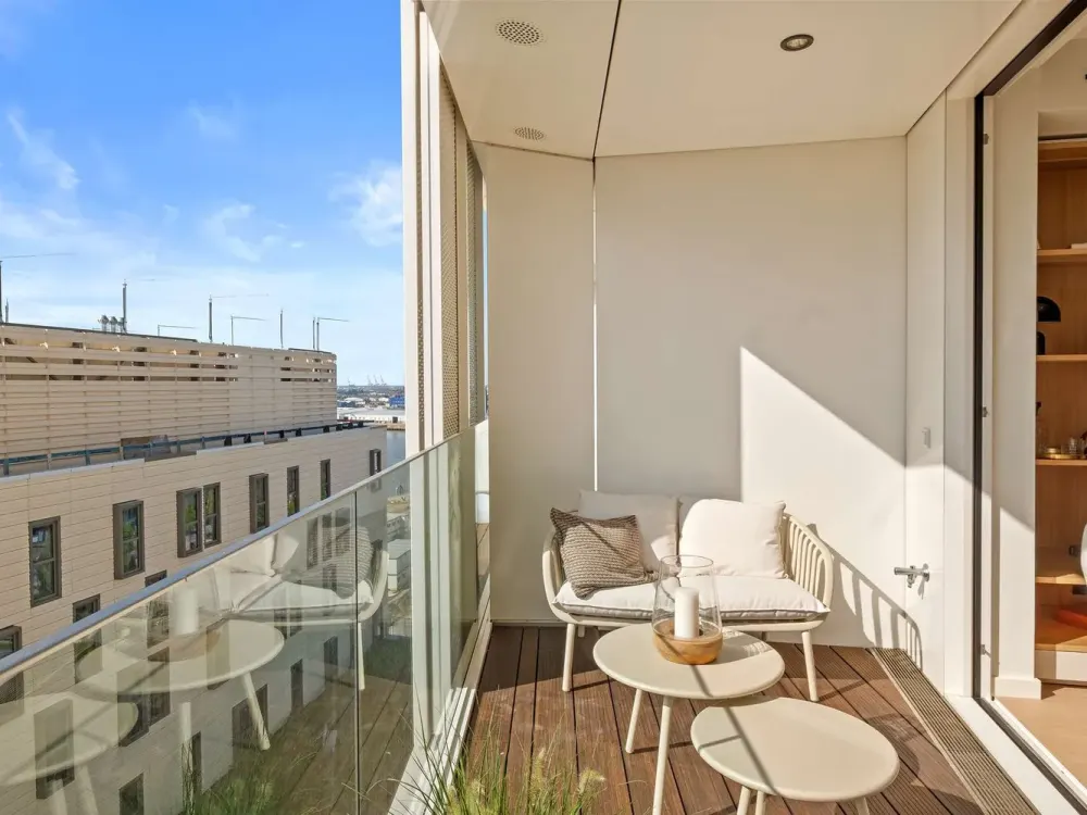 Luxury Apartment in THE LYTE: fully furnished, balcony & side view of the Elbe
