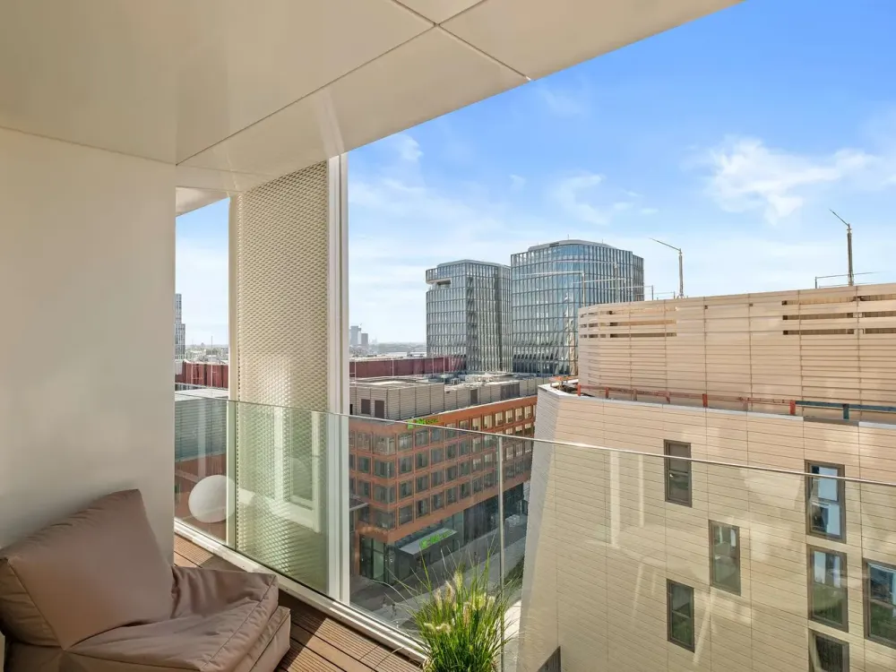 Luxury Apartment in THE LYTE: fully furnished, balcony & side view of the Elbe