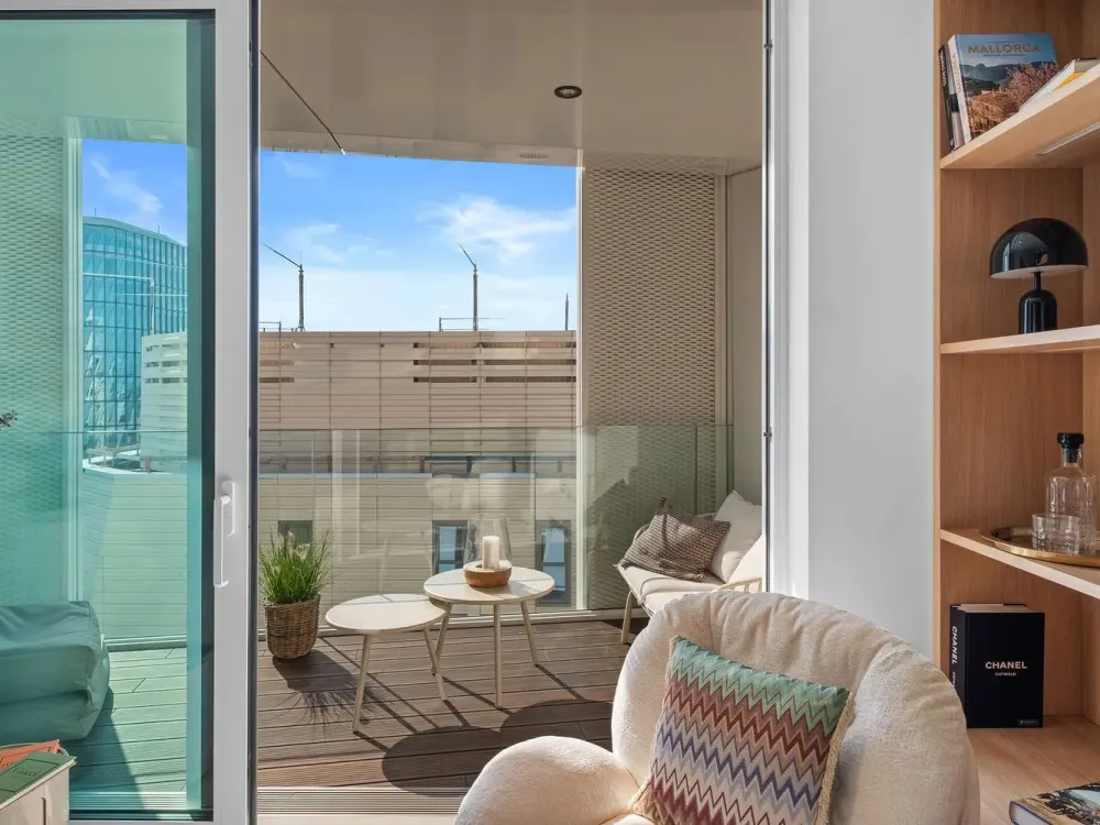 Luxury Apartment in THE LYTE: fully furnished, balcony & side view of the Elbe