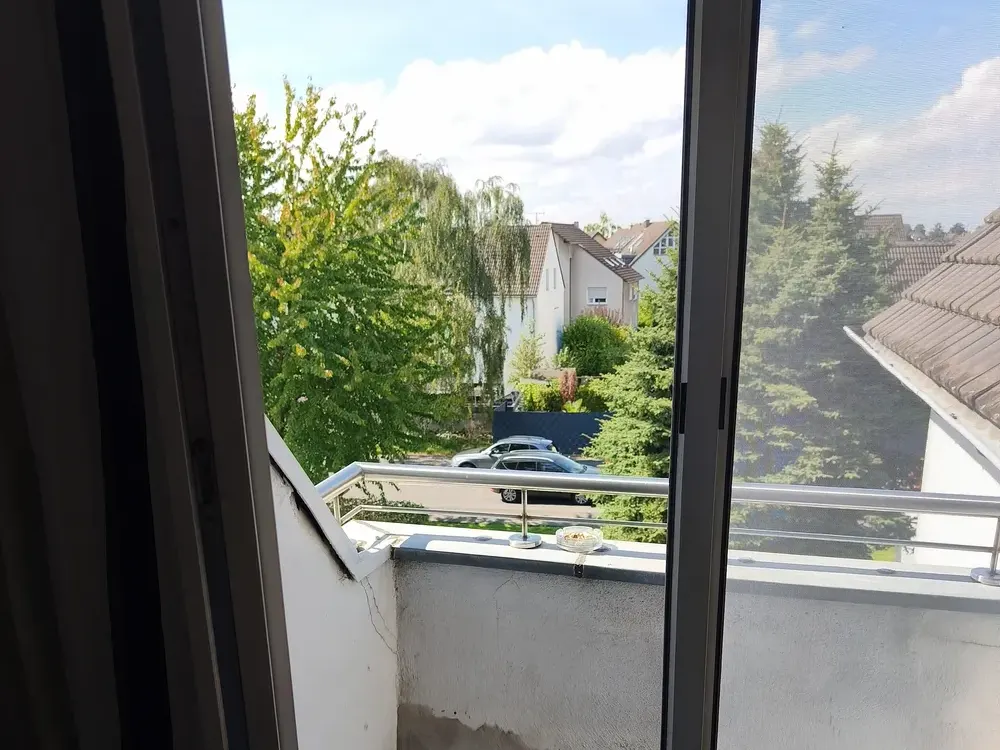Renovated 3-Room Apartment with Fitted Kitchen in Leverkusen