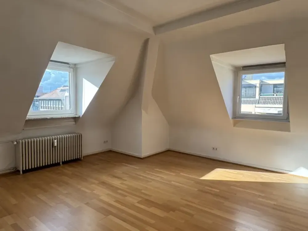 Bright, cozy 2-room apartment with fitted kitchen in central location of Saarbrücken