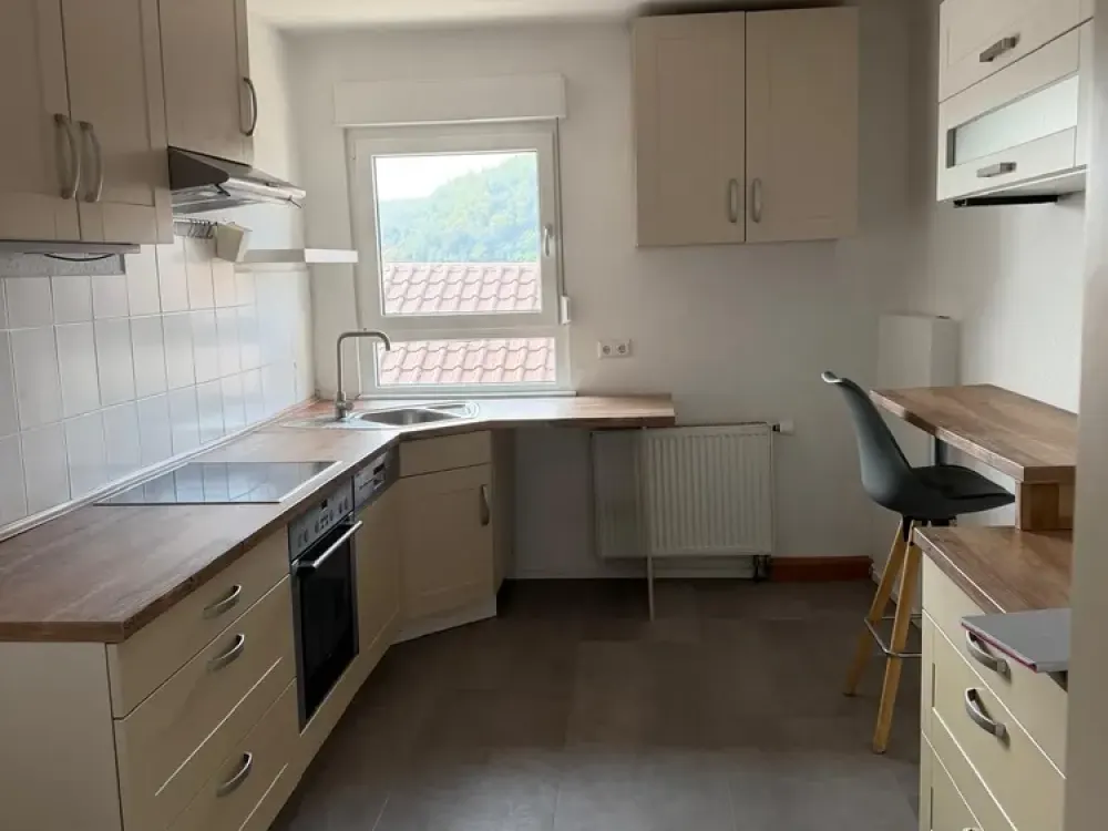 Beautiful 4-Room Apartment (+ possible living space in the attic) with fitted kitchen in Königsbach