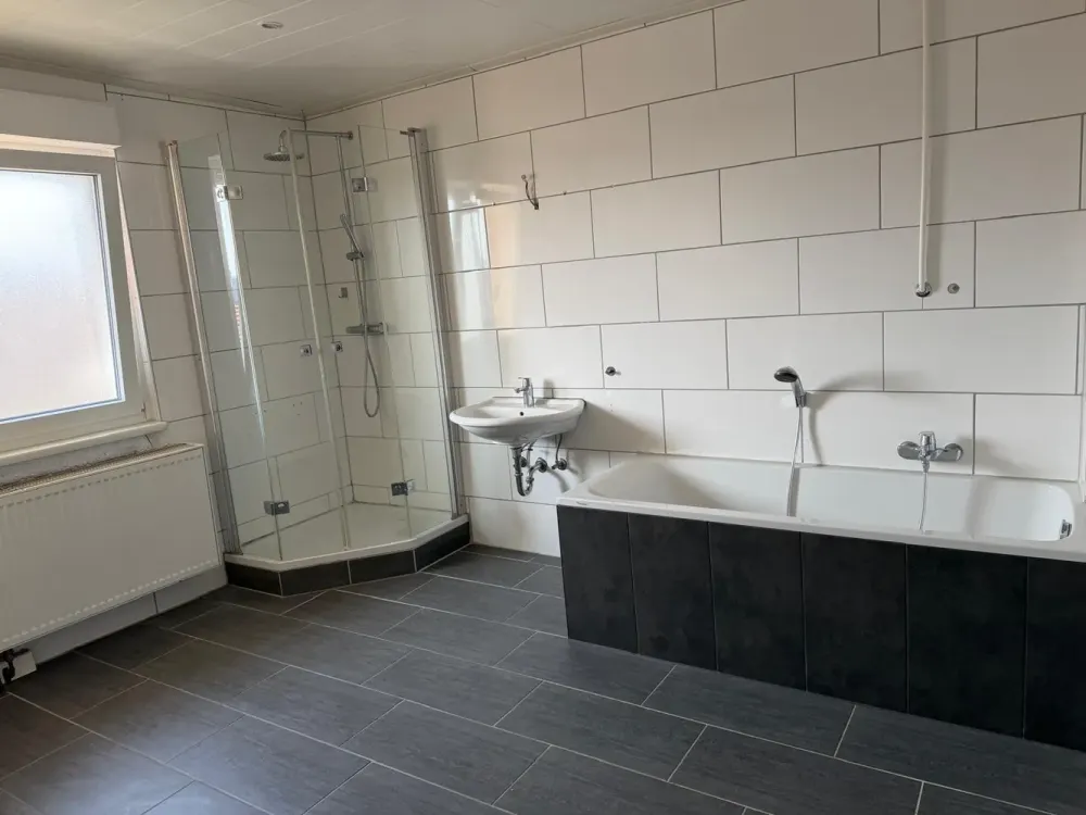 Beautiful 4-Room Apartment (+ possible living space in the attic) with fitted kitchen in Königsbach
