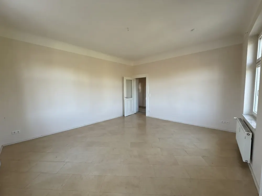 Living by the Park: Spacious 4-Room Apartment in Nuremberg / Suitable for Shared Flat / Near U1