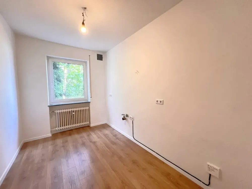 تم تجديده حديثًا! شقة واسعة مكونة من 3 غرف مع شرفة في Röthenbach a. d. Pegnitz