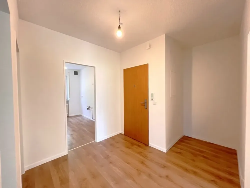 تم تجديده حديثًا! شقة واسعة مكونة من 3 غرف مع شرفة في Röthenbach a. d. Pegnitz