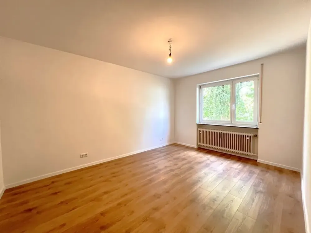 تم تجديده حديثًا! شقة واسعة مكونة من 3 غرف مع شرفة في Röthenbach a. d. Pegnitz