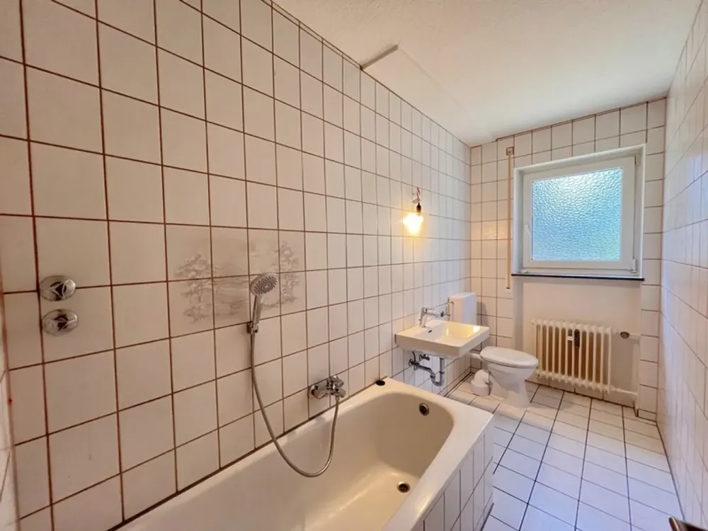 تم تجديده حديثًا! شقة واسعة مكونة من 3 غرف مع شرفة في Röthenbach a. d. Pegnitz