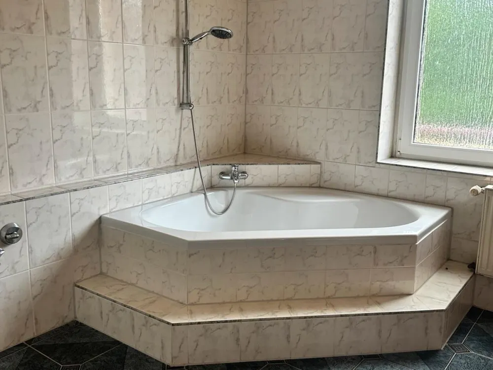 Beautiful and Large 3-Room Apartment with Balcony for Rent