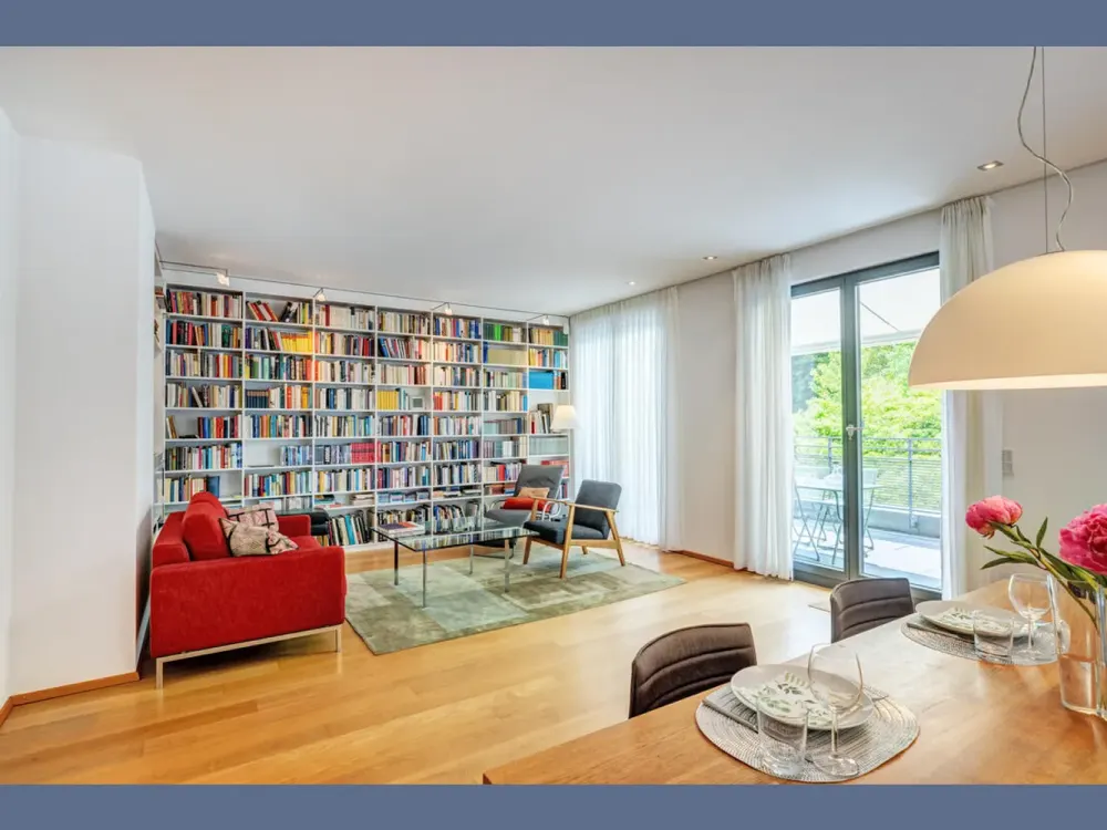 Furnished: Bright 3-Room Apartment with Surrounding Roof Terrace