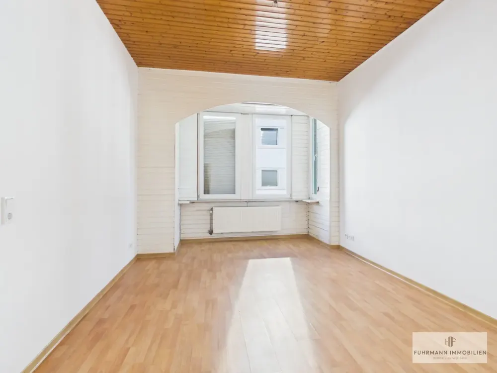 Bright 4-Room Apartment with Loggia in Well-Maintained Three-Family House in Saarbrücken-Malstatt
