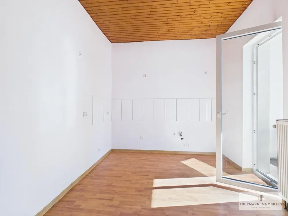 Bright 4-Room Apartment with Loggia in Well-Maintained Three-Family House in Saarbrücken-Malstatt