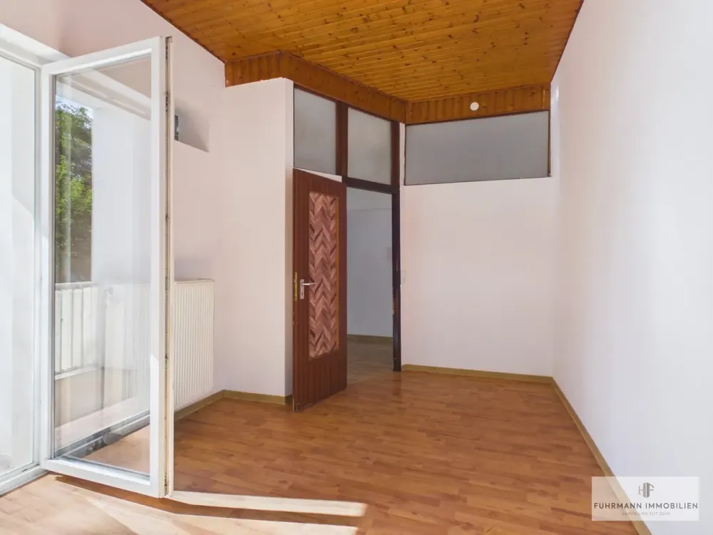 Bright 4-Room Apartment with Loggia in Well-Maintained Three-Family House in Saarbrücken-Malstatt