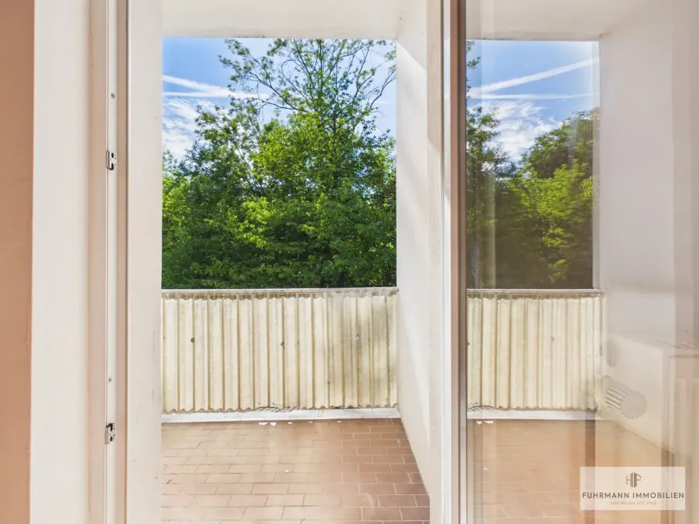 Bright 4-Room Apartment with Loggia in Well-Maintained Three-Family House in Saarbrücken-Malstatt