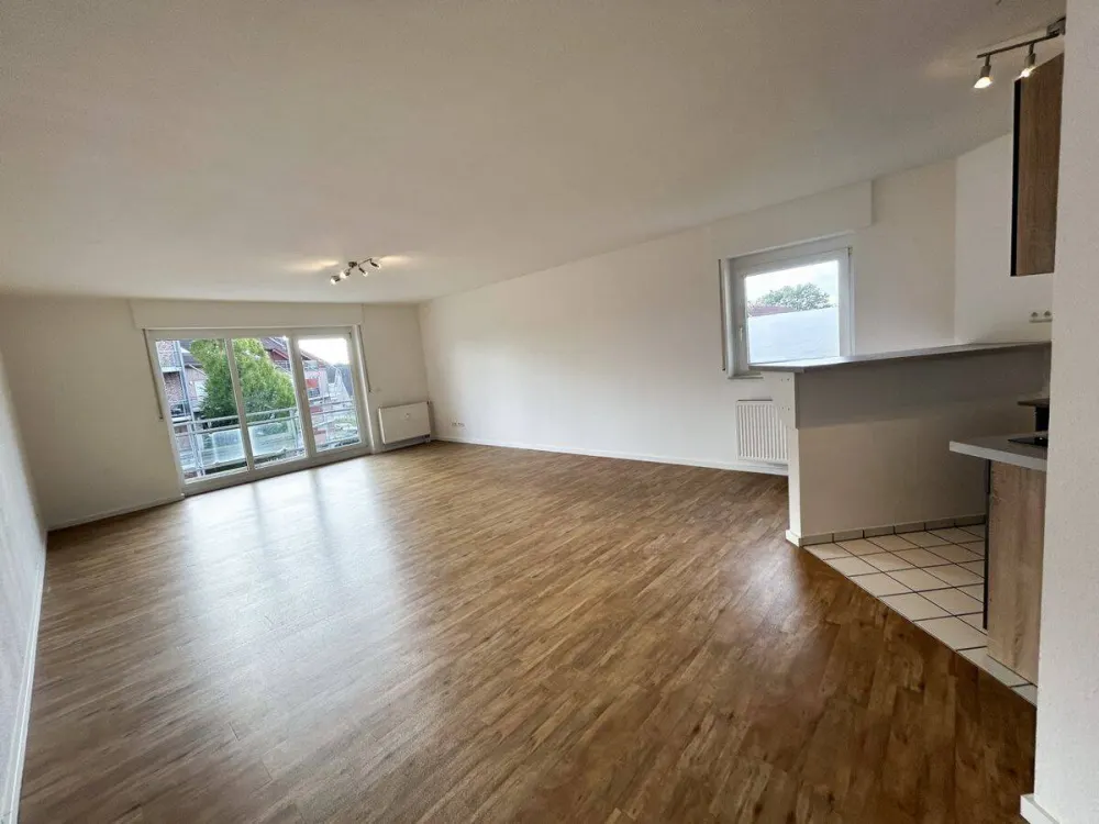 Large and bright 1-room apartment on the 2nd floor, with kitchenette, balcony & parking space