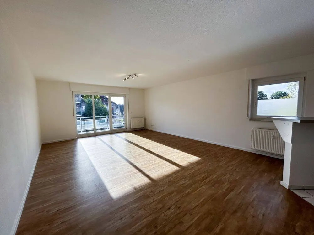 Large and bright 1-room apartment on the 2nd floor, with kitchenette, balcony & parking space