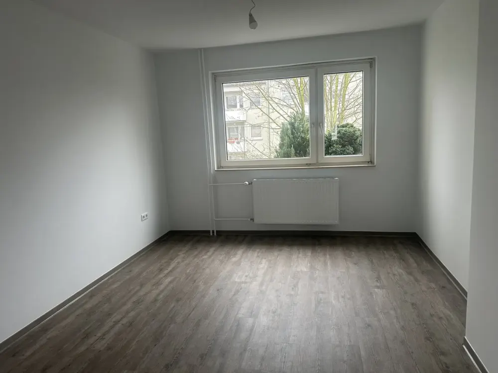 شقة مجددة مكونة من 2.5 غرفة مع شرفة