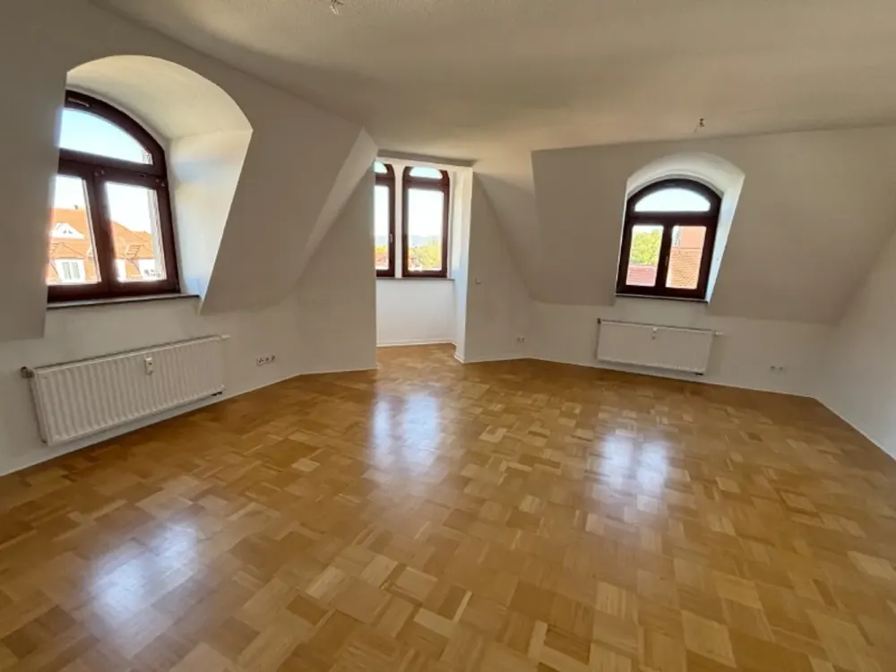 Pirna. Old Town. Available Immediately: 3-Room Attic Apartment with Parquet & Bathtub