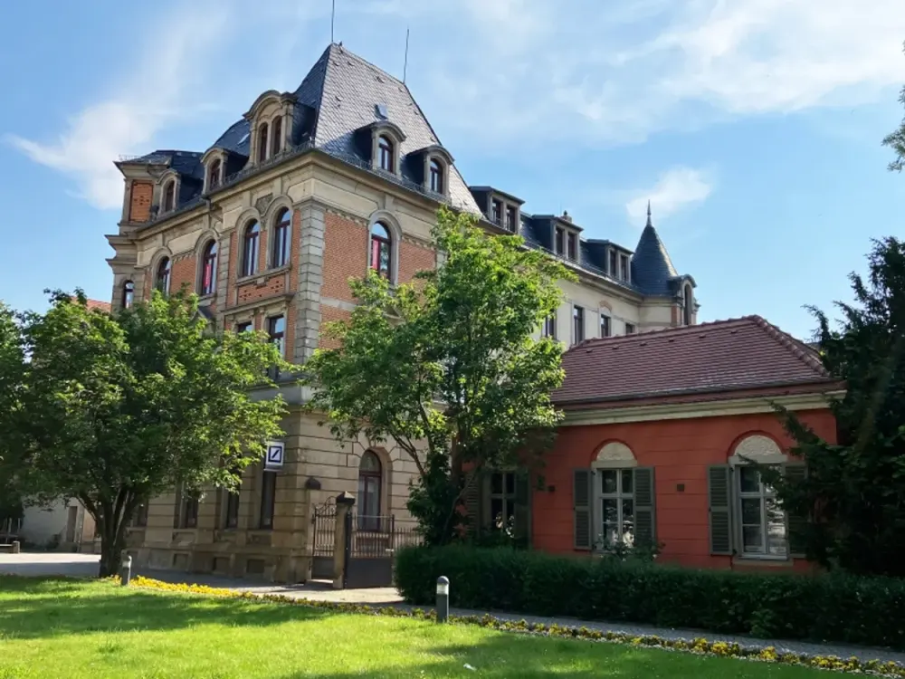 Pirna. Old Town. Available Immediately: 3-Room Attic Apartment with Parquet & Bathtub