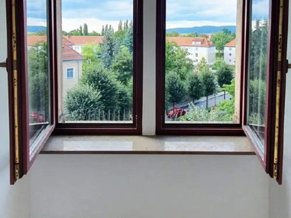 Pirna. Old Town. Available Immediately: 3-Room Attic Apartment with Parquet & Bathtub