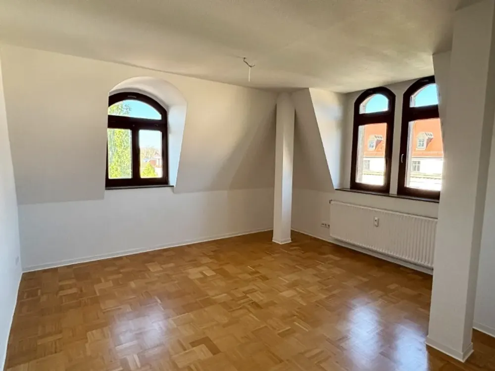 Pirna. Old Town. Available Immediately: 3-Room Attic Apartment with Parquet & Bathtub