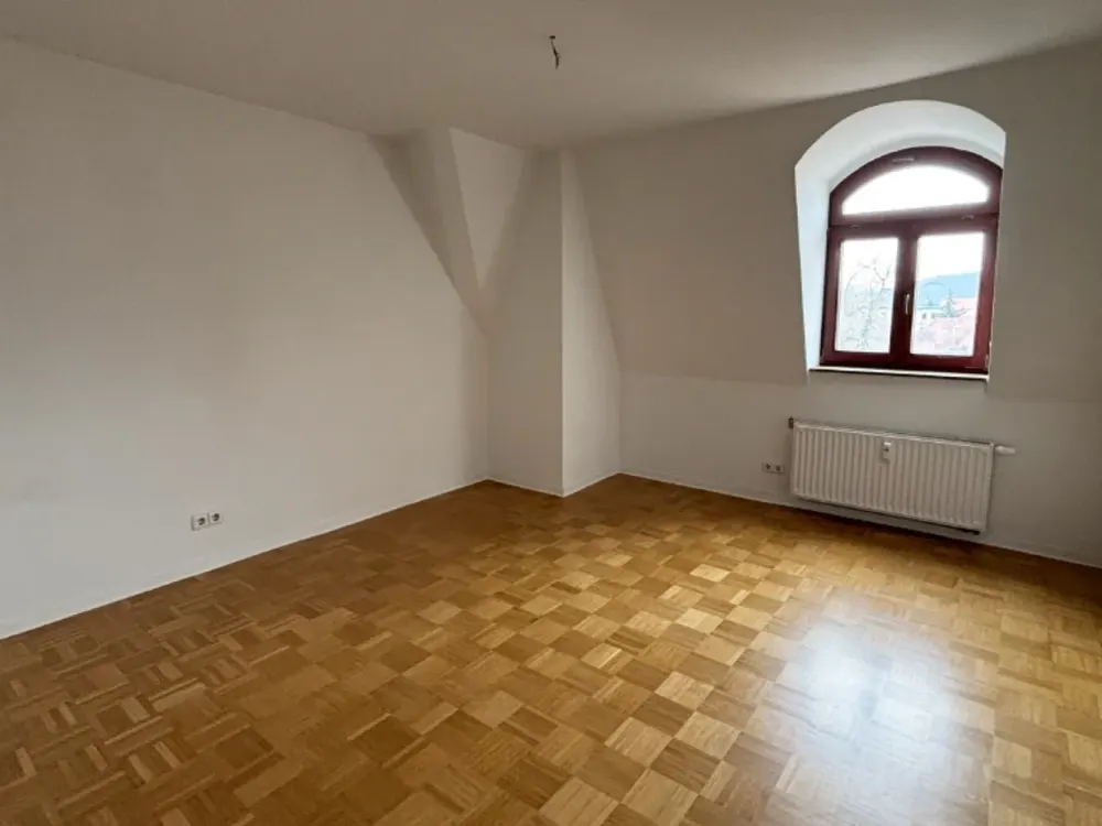 Pirna. Old Town. Available Immediately: 3-Room Attic Apartment with Parquet & Bathtub