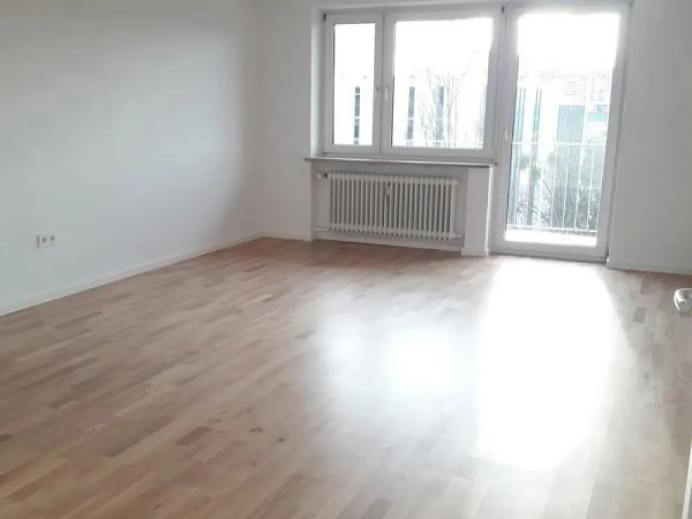 Attractive 3-Room Apartment with Balcony and Fitted Kitchen