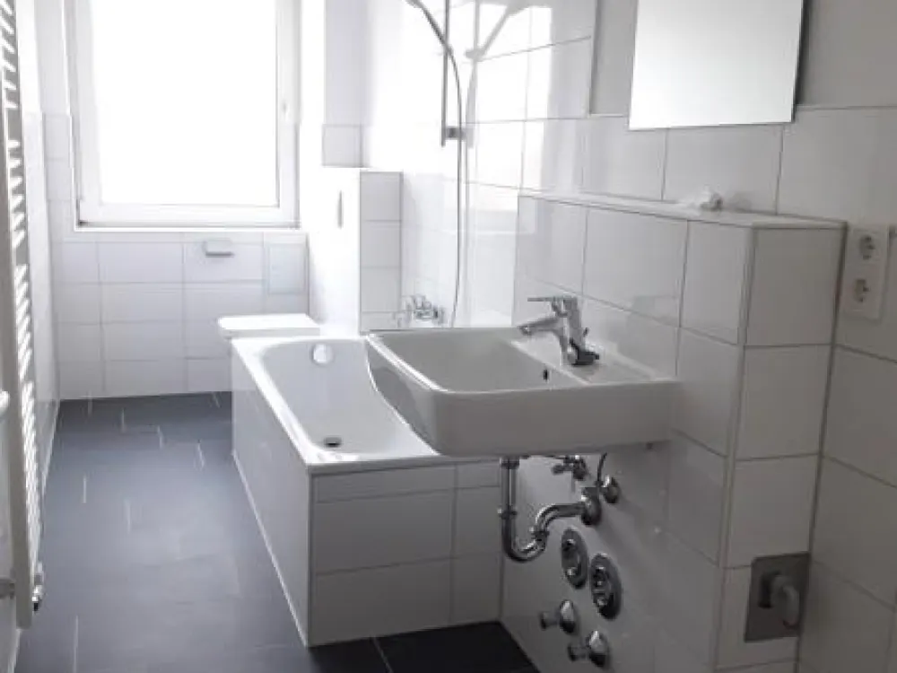 Attractive 3-Room Apartment with Balcony and Fitted Kitchen