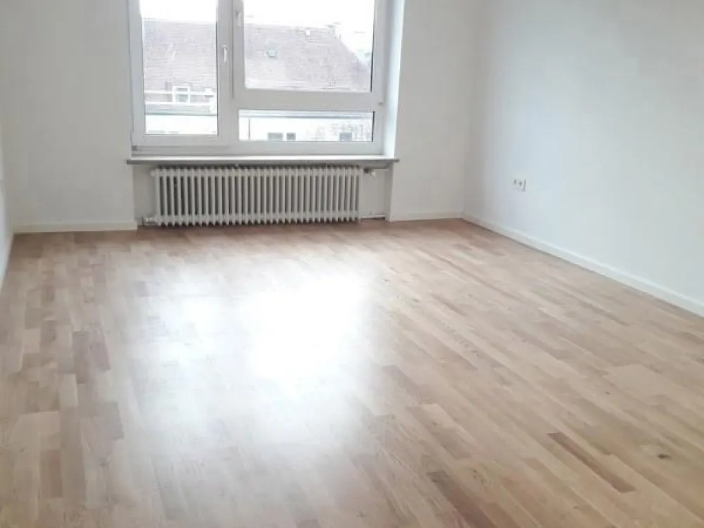 Attractive 3-Room Apartment with Balcony and Fitted Kitchen