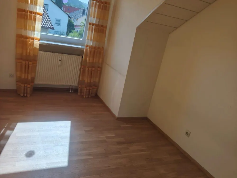 Vermiete gepflegte 3-Zimmer-Dachwohnung