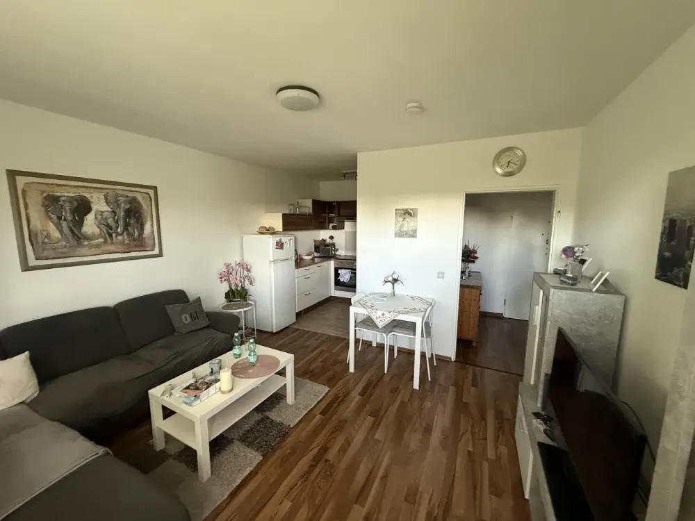 42m² 2 Rooms, 3rd Floor, Elevator, Shops, Bus, Train Nearby, Private