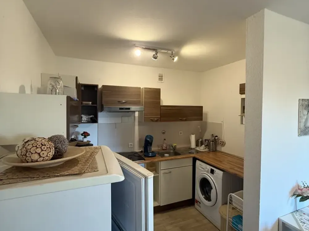 42m² 2 Rooms, 3rd Floor, Elevator, Shops, Bus, Train Nearby, Private