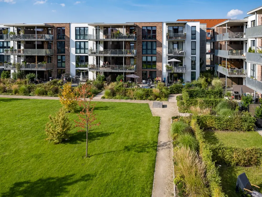 Living in the Park - sunny 3-room apartment on the 2nd floor with a view of greenery