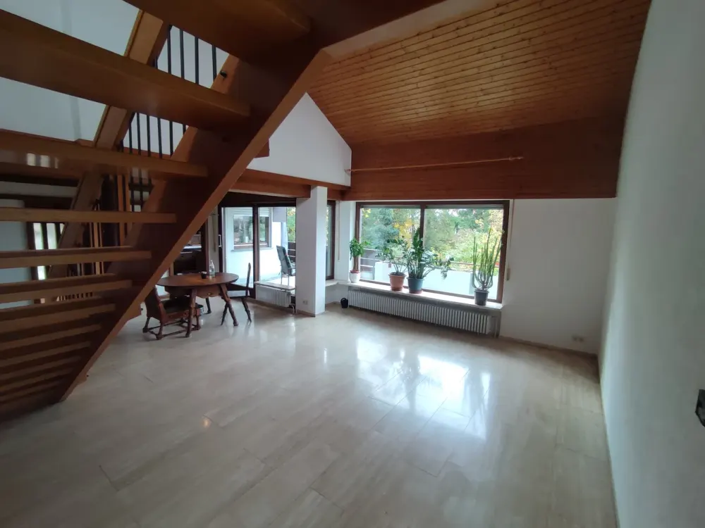 Spacious Maisonette Apartment with Gallery, Fireplace & Garden, Ideal for Families