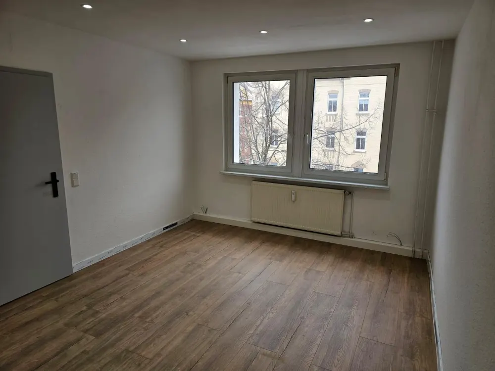 High-quality renovated 2-room apartment with fitted kitchen & parking space