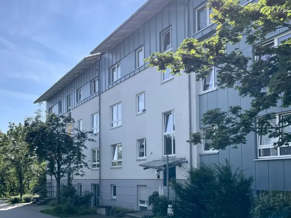 Bright 2-Room Apartment with Roof Terrace in Quiet and Green Residential Area!
