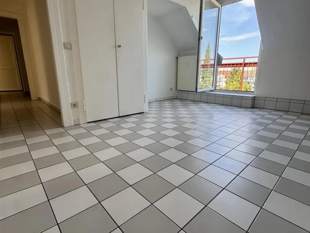 Completely Renovated 3-Room Attic Apartment with Eat-In Kitchen, New Fitted Kitchen and Sunny Terrace in Eller