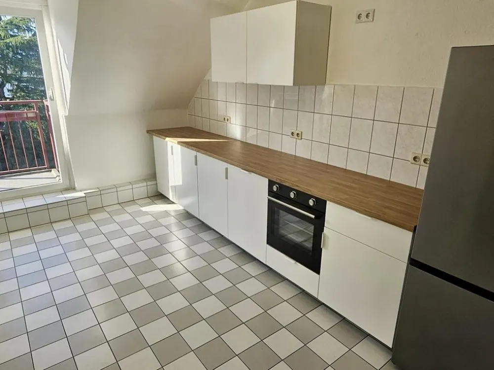Completely Renovated 3-Room Attic Apartment with Eat-In Kitchen, New Fitted Kitchen and Sunny Terrace in Eller