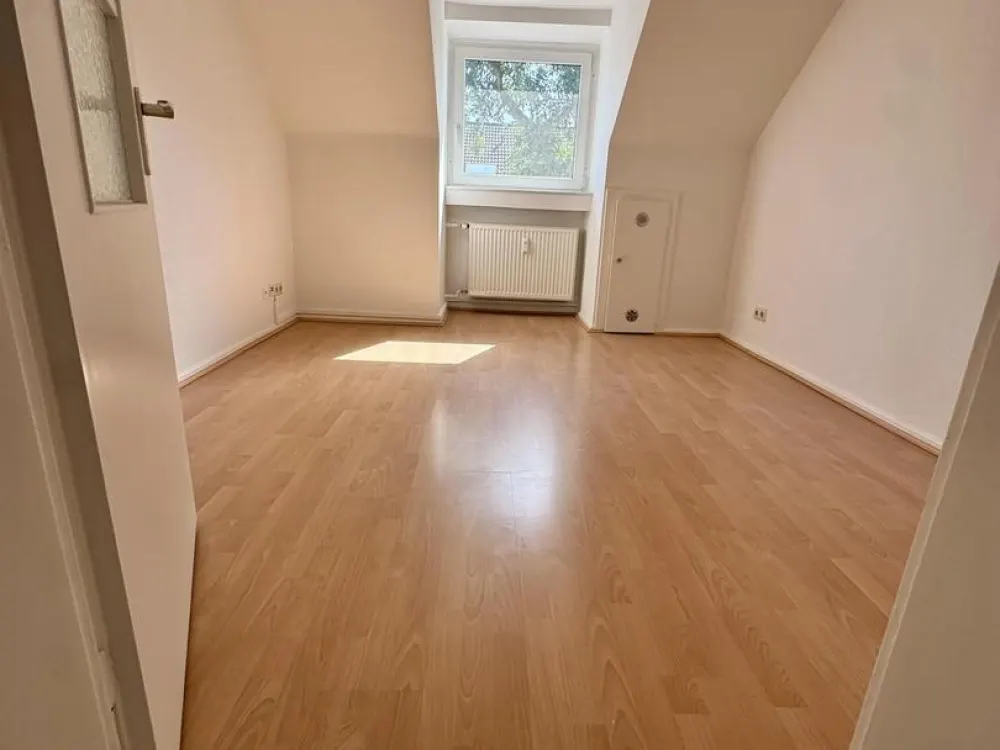 Completely Renovated 3-Room Attic Apartment with Eat-In Kitchen, New Fitted Kitchen and Sunny Terrace in Eller