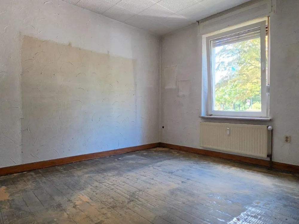 3-Room Ground Floor Apartment with Conservatory, in Need of Renovation