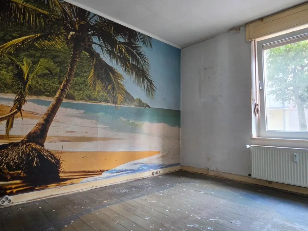 3-Room Ground Floor Apartment with Conservatory, in Need of Renovation