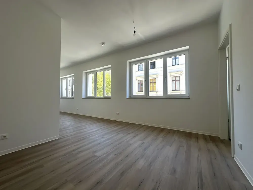 2 Rooms | Fitted Kitchen | Renovated Old Building, Living in Zentrum-Ost | Optional with Fitted Kitchen