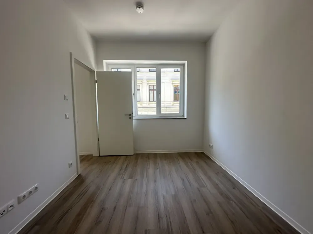 2 Rooms | Fitted Kitchen | Renovated Old Building, Living in Zentrum-Ost | Optional with Fitted Kitchen