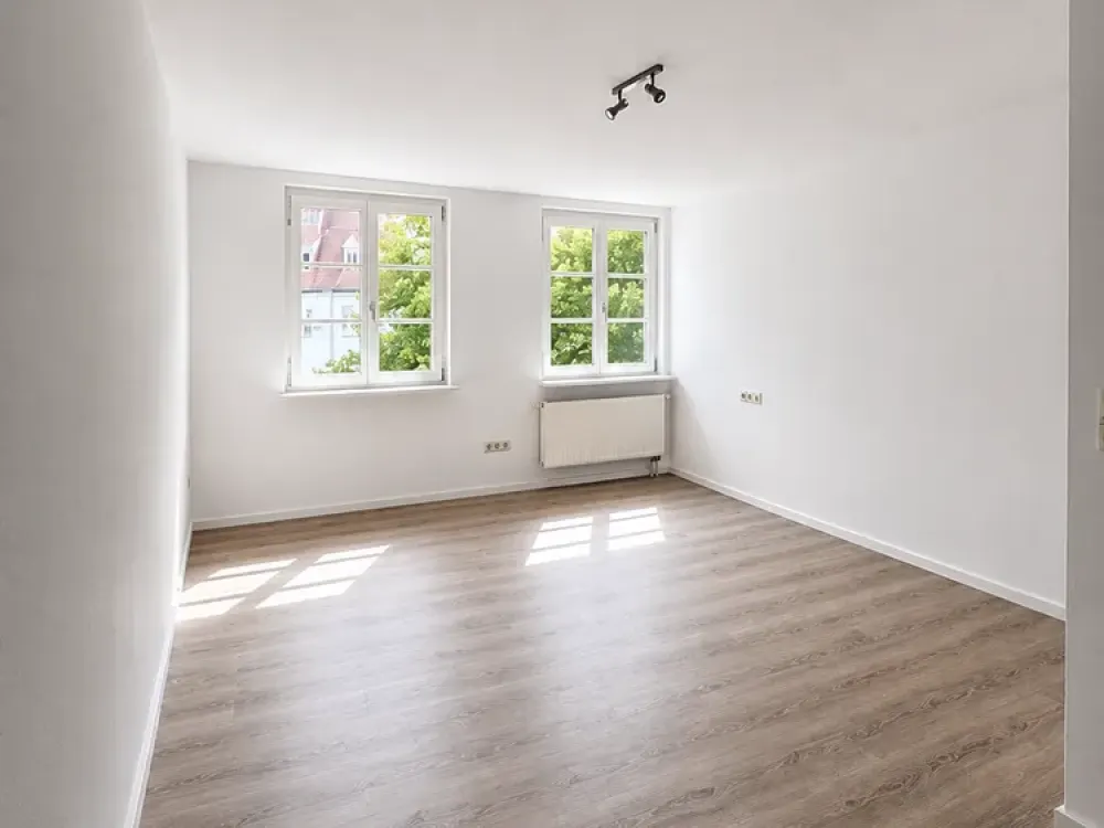 Spacious 3-Room Apartment with Balcony, Underground Parking and Elevator in Central Location