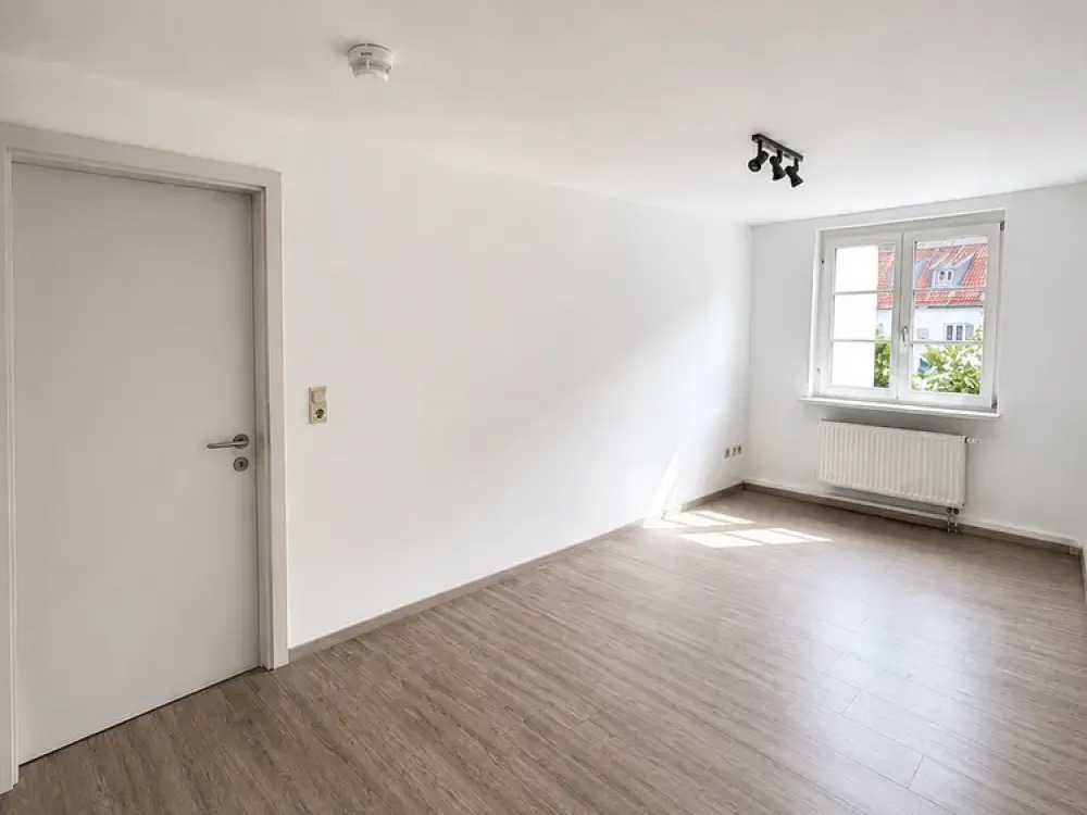 Spacious 3-Room Apartment with Balcony, Underground Parking and Elevator in Central Location