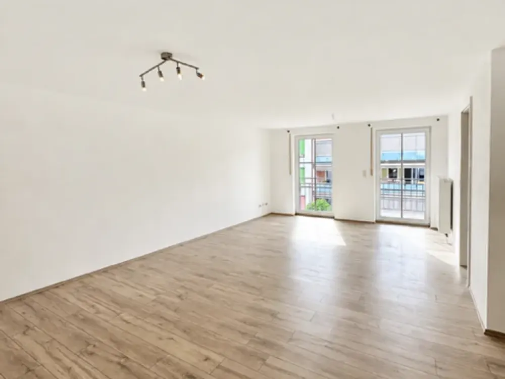 Spacious 3-Room Apartment with Balcony, Underground Parking and Elevator in Central Location
