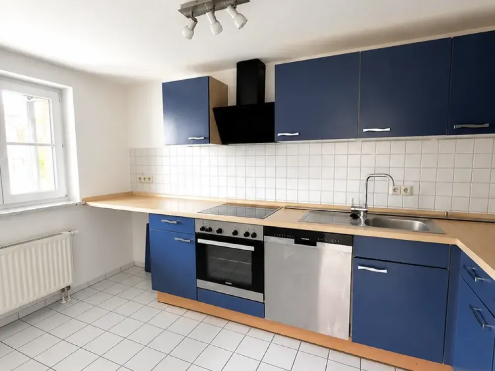 Spacious 3-Room Apartment with Balcony, Underground Parking and Elevator in Central Location